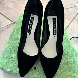 Alice & Olivia velvet pointy toe dress shoes gold pumps Dina heels classic